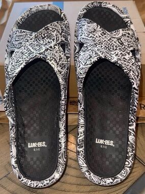 MUK LUKS LUK EES
Women's Spa Day Sandals in a paisley pattern Sz XL (11-12)